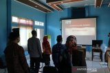 Bupati mukomuko Sapuan didampingi Wakil Bupati Mukomuko Wasri beserta kepala Forum Koordinasi Pimpinan Daerah (FKPD) menghadiri Vidio Conference peringatan hari puncak perayaan hari Otonomi Daerah ke XXV tahun 2020 yang diselengarakan oleh Kementerian Dalam Negeri, Senin (26/04). (ADV)