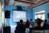 Bupati mukomuko Sapuan didampingi Wakil Bupati Mukomuko Wasri beserta kepala Forum Koordinasi Pimpinan Daerah (FKPD) menghadiri Vidio Conference peringatan hari puncak perayaan hari Otonomi Daerah ke XXV tahun 2020 yang diselengarakan oleh Kementerian Dalam Negeri, Senin (26/04). (ADV)