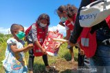 Bencana banjir yang melanda provinsi Nusa Tenggara Timur (NTT) di awal April 2021 telah menghancurkan banyak hidup masyarakat. Masyarakat harus mengungsi ke beberapa tempat pengungsian demi untuk melanjutkan hidup. Beberapa relawan Palang Merah Indonesia memberikan edukasi terkait Perilaku Hidup Bersih dan Sehat (PHBS) di Pengungsian Parak Walang, NTT untuk memutus rantai penyebaran COVID-19 yang masih tinggi. (Antara/HO/PMI-IFRC).