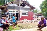 1 tewas dan puluhan rumah rusak di Jember dan Lumajang
