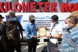 Menteri Pariwisata dan Ekonomi Kreatif (Menparekraf) Sandiaga Uno (dua kanan) menerima sertifikat kilometer nol dari Wali Kota Sabang Nazaruddin (dua kiri) saat mengunjungi Tugu Kilometer Nol Indonesia di Sabang, Aceh, Sabtu (1/5/2021). Kunjungi kerja Menparekraf ke Aceh sebagai kebangkitan sektor pariwisata dan ekonomi kreatif dalam panduan protokol kesehatan pencegahan penyebaran COVID-19. Antara Aceh/Irwansyah Putra.