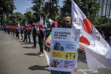 Sejumlah buruh yang tergabung dari berbagai aliansi melakukan aksi di depan Gedung Sate Jalan Diponegoro, Bandung, Jawa Barat, Sabtu (1/5/2021). Dalam aksinya pada hari buruh Internasional 2021, buruh menuntut berbagai tuntutan kepada Pemerintah Provinsi Jawa Barat salah satunya adalah pemberian akses vaksinasi COVID-19 bagi buruh. ANTARA JABAR/Raisan Al Farisi/agr