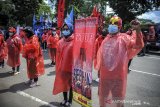 Sejumlah buruh yang tergabung dari berbagai aliansi melakukan aksi di depan Gedung Sate Jalan Diponegoro, Bandung, Jawa Barat, Sabtu (1/5/2021). Dalam aksinya pada hari buruh Internasional 2021, buruh menuntut berbagai tuntutan kepada Pemerintah Provinsi Jawa Barat salah satunya adalah pemberian akses vaksinasi COVID-19 bagi buruh. ANTARA JABAR/Raisan Al Farisi/agr