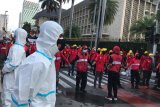 Polisi kerahkan personel berbaju hazmat saat menyikapi demo buruh