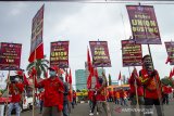 Sejumlah buruh berunjuk rasa di depan Gedung Pemerintah Daerah Karawang, Jawa Barat, Sabtu (1/5/2021). Aksi yang diikuti ratusan buruh tersebut dalam rangka memperingati Hari Buruh Internasional. ANTARA JABAR/M Ibnu Chazar/agr