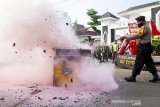 Petugas kepolisian memadamkan api saat aksi unjuk rasa buruh di depan Gedung Pemerintah Daerah, Karawang, Jawa Barat, Sabtu (1/5/2021). Aksi yang diikuti ratusan buruh tersebut dalam rangka memperingati Hari Buruh Internasional. ANTARA JABAR/M Ibnu Chazar/agr