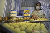 Seorang ibu rumah tangga menyelesaikan pesanan kue kering di Margadadi, Indramayu, Jawa Barat, Sabtu (1/5/2021). Sejumlah ibu rumah tangga memanfaatkan Ramadhan untuk berbisnis berbagai kue kering skala rumahan seperti kue Nastar, Putri Salju dan Kastengel yang dijual seharga Rp. 50 ribu hingga Rp. 65 ribu per toples. ANTARA JABAR/Dedhez Anggara/agr