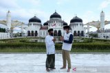 Menteri Pariwisata dan Ekonomi Kreatif (Menparekraf) Sandiaga Uno mengunjungi Masjid Raya Baiturrahman di Banda Aceh, Aceh, Minggu (2/5/2021). Selama berada di Provinsi Aceh sejak 1 Mei 2021, Menparekraf telah mengunjungi berbagai objek wisata berbasis sejarah, budaya dan religi di kota Sabang, Banda Aceh dan kabupaten Aceh Besar serta melihat perkembangan UMKM untuk membangkitkan sektor pariwisata dan ekonomi keatif ditengah pandemi COVID-19. Antara Aceh/Irwansyah Putra.