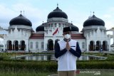 Menteri Pariwisata dan Ekonomi Kreatif (Menparekraf) Sandiaga Uno mengunjungi Masjid Raya Baiturrahman di Banda Aceh, Aceh, Minggu (2/5/2021). Selama berada di Provinsi Aceh sejak 1 Mei 2021, Menparekraf telah mengunjungi berbagai objek wisata berbasis sejarah, budaya dan religi di kota Sabang, Banda Aceh dan kabupaten Aceh Besar serta melihat perkembangan UMKM untuk membangkitkan sektor pariwisata dan ekonomi keatif ditengah pandemi COVID-19. Antara Aceh/Irwansyah Putra.