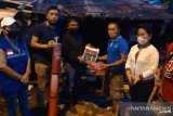 Warga korban bencana di Minahasa Tenggara menerima bantuan