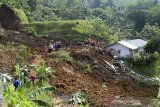 Sejumlah relawan mengevakuasi barang-barang milik warga di Desa Giinanjar, Kecamatan Ciambar, Sukabumi, Jawa Barat, Minggu (2/5/2021). Peristiwa tanah longsor yang terjadi pada Sabtu (1/5/2021) petang tersebut menimbun satu rumah dan mengakibatkan seorang anak meninggal dunia serta dua orang terluka. ANTARA JABAR/Budiyanto/agr