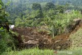 Sejumlah relawan mengevakuasi barang-barang milik warga di Desa Giinanjar, Kecamatan Ciambar, Sukabumi, Jawa Barat, Minggu (2/5/2021). Peristiwa tanah longsor yang terjadi pada Sabtu (1/5/2021) petang tersebut menimbun satu rumah dan mengakibatkan seorang anak meninggal dunia serta dua orang terluka. ANTARA JABAR/Budiyanto/agr