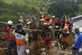 Sejumlah relawan mengevakuasi sepeda motor yang tertimbun tanah longsor di Desa Ginanjar, Kecamatan Ciambar, Sukabumi, Jawa Barat, Minggu (2/5/2021). Peristiwa tanah longsor yang terjadi pada Sabtu (1/5/2021) petang tersebut menimbun satu rumah dan mengakibatkan seorang anak meninggal dunia serta dua orang terluka. ANTARA JABAR/Budiyanto/agr