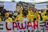 Mahasiswa yang tergabung dalam BEM FKIP Unsil menggelar aksi unjuk rasa peringatan Hari Pendidikan Nasional di Gedung DPRD Kota Tasikmalaya, Jawa Barat, Senin (3/5/2021). Mereka menuntut pemerintah daerah untuk memperhatikan kesejahteraan guru honorer dan memberikan kesempatan untuk menjadi Pegawai Pemerintah dengan Perjanjian Kerja (PPPK). ANTARA JABAR/Adeng Bustomi/agr