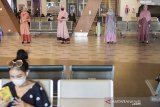 Model mengenakan pakaian Islami saat peragaan busana Ethica Airport Fashion Runway di ruang tunggu Bandara Husein Sastranegara, Bandung, Jawa Barat, Senin (3/5/2021). Kegiatan yang diselenggarakan Ethica dan Angkasa Pura II tersebut dalam rangka menghibur para pengguna transportasi udara dan wisatawan serta edukasi berbusana saat hari Raya Idul Fitri. ANTARA JABAR/M Agung Rajasa/agr