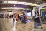 Model mengenakan pakaian Islami saat peragaan busana Ethica Airport Fashion Runway di ruang tunggu Bandara Husein Sastranegara, Bandung, Jawa Barat, Senin (3/5/2021). Kegiatan yang diselenggarakan Ethica dan Angkasa Pura II tersebut dalam rangka menghibur para pengguna transportasi udara dan wisatawan serta edukasi berbusana saat hari Raya Idul Fitri. ANTARA JABAR/M Agung Rajasa/agr