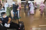 Model mengenakan pakaian Islami saat peragaan busana Ethica Airport Fashion Runway di ruang tunggu Bandara Husein Sastranegara, Bandung, Jawa Barat, Senin (3/5/2021). Kegiatan yang diselenggarakan Ethica dan Angkasa Pura II tersebut dalam rangka menghibur para pengguna transportasi udara dan wisatawan serta edukasi berbusana saat hari Raya Idul Fitri. ANTARA JABAR/M Agung Rajasa/agr