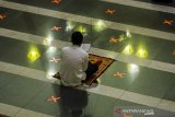 Umat muslim membaca Al Quran saat melaksanakan itikaf Bulan Ramadhan di Masjid Pusdai, Bandung, Jawa Barat, Senin (3/5/2021). Umat muslim  mulai melaksanakan itikaf pada sepuluh hari terakhir bulan Ramadhan untuk memperbanyak amal dan ibadah demi malam Lailatulkadar dengan tetap menerapkan protokol kesehatan Pandemi COVID-19. ANTARA JABAR/Novrian Arbi/agr