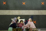 Sebuah keluarga beristirahat sebelum melaksanakan itikaf Bulan Ramadhan di Masjid Pusdai, Bandung, Jawa Barat, Senin (3/5/2021). Umat muslim  mulai melaksanakan itikaf pada sepuluh hari terakhir bulan Ramadhan untuk memperbanyak amal dan ibadah demi malam Lailatulkadar dengan tetap menerapkan protokol kesehatan Pandemi COVID-19. ANTARA JABAR/Novrian Arbi/agr