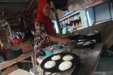 Pedagang membuat kue serabi di  Pasar 17 Agustus, Pamekasan, Jawa Timur, Minggu (2/5/2021). Kue serabi  yang hargai Rp1.000 per biji itu menjadi kue tradisi hantaran kepada sanak famili dan masjid serta mushala pada tradisi malam selikuran atau malam 21 di bulan Ramadhan. Antara Jatim/Saiful Bahri/zk