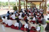 Murid kelas V SDN 02 Pangongangan mengikuti pembelajaran di luar kelas di kawasan Alun-alun Kota Madiun, Jawa Timur, Senin (5/3/2021). Pembelajaran di luar kelas yang baru pertama kali digelar sekolah tersebut sejak ditiadakannya kegiatan belajar mengajar selama lebih setahun masa pandemi COVID-19 dilakukan dengan menerapkan protokol kesehatan guna pencegahan penularan COVID-19. Antara Jatim/Siswowidodo/zk.