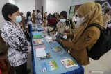 Pengunjung memilih buku hasil karya tulis guru di Dinas Pendidikan, Kota Kediri, Jawa Timur, Senin (3/5/2021). Sedikitnya 400 judul buku karya sejumlah guru dipamerkan guna mendorong semangat guru untuk menulis sekaligus memperingati Hari Pendidikan Nasional. Antara Jatim/Prasetia Fauzani/zk.