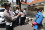Polisi lalu lintas Polres Kediri Kota melakukan penertiban terhadap parkir liar di Kota Kediri, Jawa Timur, Senin (3/5/2021). Sejumlah titik parkir liar di kawasan tersebut dibubarkan polisi karena menyalahi aturan dan memicu kemacetan lalu lintas. Antara Jatim/Prasetia Fauzani/zk.