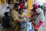 Warga membeli beras saat operasi pasar yang diselenggrakan Tim Pengendali Inflasi Daerah (TPID) di Kantor Kelurahan Ngronggo, Kota Kediri, Jawa Timur, Senin (3/5/2021). Operasi pasar secara bergilir di sejumlah kelurahan saat Ramadhan tersebut guna menjamin kestabilan harga kebutuhan pokok sekaligus mengendalikan inflasi pada level wajar. Antara Jatim/Prasetia Fauzani/zk.