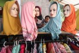 Pedagang menata jilbab dagangannya di Aqila Fashion Kertosono, Nganjuk, Jawa Timur, Sabtu (1/5/2021). Penjualan jilbab di tempat tersebut meningkat hingga dua kali lipat saat bulan Ramadhan yang dijual seharga Rp30 ribu hingga Rp70 ribu per potong tergantung model dan jenis kain. Antara Jaitm/Prasetia Fauzani/zk