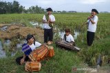 Group musik Sadana Art menampilkan pertunjukan musik tradisional secara virtual di Desa Kutagandok, Kutawaluya, Karawang, Jawa Barat, Senin (3/5/2021). Pertunjukan musik tersebut untuk menghibur masyarakat dan mengampanyekan di rumah saja saat masa pemberlakuan larangan mudik Lebaran 2021. ANTARA JABAR/M Ibnu Chazar/agr