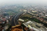 Foto udara jalan layang pada proyek jalan tol Cileunyi-Sumedang-Dawuan (Cisumdawu) di Jatinangor, Kabupaten Sumedang, Jawa Barat, Senin (3/5/2021). Kepala BPJT Danang Parikesit mengatakan Tol Cisumdawu akan memberikan dampak penting dalam mempercepat perekonomian di Jawa Barat. Berdasarkan kajian studi kelayakan, economic internal rate of return (EIRR) Tol Cisumdawu mendapai 21,29 persen. ANTARA JABAR/Raisan Al Farisi/agr
