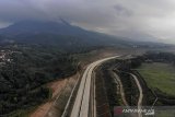 Foto udara proyek jalan tol Cileunyi-Sumedang-Dawuan (Cisumdawu) di Jatinangor, Kabupaten Sumedang, Jawa Barat, Senin (3/5/2021). Kepala BPJT Danang Parikesit mengatakan Tol Cisumdawu akan memberikan dampak penting dalam mempercepat perekonomian di Jawa Barat. Berdasarkan kajian studi kelayakan, economic internal rate of return (EIRR) Tol Cisumdawu mendapai 21,29 persen. ANTARA JABAR/Raisan Al Farisi/agr
