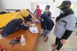 Warga terdampak pandemi COVID-19 menerima Santunan Hadapi Bencana Tunai (Sahabat) di Kelurahan Banjarmlati, Kota Kediri, Jawa Timur, Selasa (4/5/2021). Pemerintah daerah setempat membagikan bantuan sosial Sahabat berupa uang tunai Rp200 ribu kepada 25.268 penerima manfaat yang ditargetkan selesai sebelum lebaran guna meningkatkan daya beli masyarakat. Antara Jatim/Prasetia Fauzani/zk