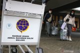 Sejumlah penumpang berjalan menuju area parkir di depan Terminal Kedatangan Bandara Abdul Rahman Saleh, Malang, Jawa Timur, Selasa (4/5/2021). Sebagian penumpang memilih melakukan perjalanan mudik lebih awal untuk menghindari masa larangan mudik yang berlaku pada tanggal 6-17 Mei 2021 mendatang. Antara Jatim/Ari Bowo Sucipto/zk