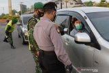  Petugas menghentikan mobil berplat nomor luar daerah saat penyekatan dalam rangka larangan mudik di Kota Madiun, Jawa Timur, Selasa (4/5/2021). Penyekatan yang dilakukan petugas gabungan TNI, Polri, Satpol PP dan Badan Penanggulanan Bencana Daerah (BPBD) dimaksudkan untuk mengantisipasi pemudik masuk wilayah Kota Madiun guna pencegahan penularan COVID-19. Antara Jatim/Siswowidodo/zk