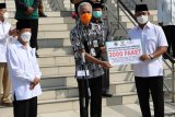 Ganjar serahkan 2.000 paket sembako pada warga Kota Semarang
