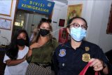 Warga negara Rusia Leia Se (tengah) berjalan saat akan dideportasi di Kantor Wilayah Kementerian Hukum dan HAM Bali, Denpasar, Bali, Rabu (5/5/2021). Leia Se yang viral karena konten videonya yang melukis wajah menyerupai masker untuk mengelabui petugas keamanan supermarket di kawasan Kuta, Bali, dideportasi ke negaranya karena melanggar protokol kesehatan pencegahan COVID-19 sesuai dengan Peraturan Gubernur Bali No. 10 tahun 2021 tentang Penerapan Disiplin dan Penegakan Hukum Protokol Kesehatan serta Pasal 75 ayat 1 Undang-Undang Nomor 6 tahun 2011 tentang Keimigrasian. ANTARA FOTO/Fikri Yusuf/nym