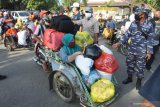 Calon penumpang naik becak motor untuk menuju dermaga sebelum naik ke Kapal Motor Penyeberangan (KMP) Dharma Kartika di Pelabuhan Jangkar, Situbondo, Jawa Timur, Rabu (5/5/2021). H-1 jelang masa larangan mudik pada 6-17 Mei 2021, arus pemudik di pelabuhan tersebut mulai ramai dengan tujuan Pulau Raas, Sumenep. Antara Jatim/Seno/zk