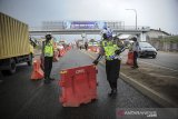 Petugas kepolisian menyiapkan water barrier saat simulasi penyekatan total larangan mudik lebaran di Gerbang Keluar Tol Cileunyi, Kabupaten Bandung, Jawa Barat, Rabu (5/5/2021). Simulasi yang dilakukan oleh petugas gabungan dari Satlantas Polresta Bandung dan Dishub Kabupaten Bandung tersebut merupakan bagian dari penerapan larangan mudik yang resmi berlaku pada Kamis (6/5/2021) hingga Senin (17/5/2021). ANTARA JABAR/Raisan Al Farisi/agr