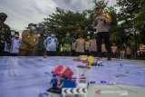 Kapolresta Banjarmasin Kombes Pol Rachmat Hendrawan (dua kanan) melakukan simulasi taktis permainan lantai (Tactical Floor Game) Sistem Pengamanan Kota (Sispamkota) usai apel gelar pasukan Operasi Ketupat Intan 2021 di Lapangan Kamboja, Banjarmasin, Kalimantan Selatan, Rabu (5/5/2021). Pemerintah Kota Banjarmasin berkerjasama dengan Kepolisian Resor Kota Banjarmasin akan memberlakukan jam malam dengan dilakukan penyekatan jalan masuk ke dalam kota dengan akses terbatas dan jalan keluar kota ditutup pada pukul  22.00 Wita sebagai upaya mendukung kebijakan larangan mudik oleh pemerintah serta dalam rangka mengamankan hari raya Idul Fitri 1442 H yang terhitung mulai 6-17 Mei 2021. Foto Antaranews Kalsel/Bayu Pratama S.