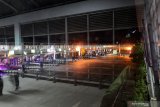 Penumpang melintas di Terminal Purabaya, Bungurasih, Sidoarjo, Jawa Timur, Selasa (4/5/2021). Jelang pemberlakuan larangan mudik Hari Raya Idul Fitri 1442 Hijriah pada 6-17 Mei 2021 mendatang, aktivitas penumpang naik dan turun di Terminal Purabaya masih sepi. Antara Jatim/Umarul Faruq/zk