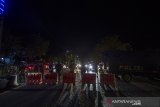 Petugas gabungan berjaga saat uji coba pembatasan arus masuk di pos pengamanan di Jalan Ahmad Yani Km 6, Banjarmasin, Kalimantan Selatan, Rabu (5/5/2021) malam. Kepolisian Resor Kota Banjarmasin bersama TNI, Sat Pol PP dan Dinas Perhubungan melakukan uji coba pembatasan arus masuk di malam hari di Kota Banjarmasin guna mencegah mobilitas masyarakat saat pemberlakuan jam malam nanti. Foto Antaranews Kalsel/Bayu Pratama S.