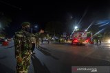 Petugas gabungan melakukan uji coba pembatasan arus masuk di pos pengamanan di Jalan Ahmad Yani Km 6, Banjarmasin, Kalimantan Selatan, Rabu (5/5/2021) malam. Kepolisian Resor Kota Banjarmasin bersama TNI, Sat Pol PP dan Dinas Perhubungan melakukan uji coba pembatasan arus masuk di malam hari di Kota Banjarmasin guna mencegah mobilitas masyarakat saat pemberlakuan jam malam nanti. Foto Antaranews Kalsel/Bayu Pratama S.