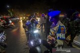 Petugas gabungan mengarahkan pengendara motor untuk putar balik saat uji coba pembatasan arus masuk di pos pengamanan di Jalan Ahmad Yani Km 6, Banjarmasin, Kalimantan Selatan, Rabu (5/5/2021) malam. Kepolisian Resor Kota Banjarmasin bersama TNI, Sat Pol PP dan Dinas Perhubungan melakukan uji coba pembatasan arus masuk di malam hari di Kota Banjarmasin guna mencegah mobilitas masyarakat saat pemberlakuan jam malam nanti. Foto Antaranews Kalsel/Bayu Pratama S.