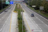 Kendaraan melintas di jalur tol Cipali pada hari pertama larangan mudik Lebaran 2021 di Palimanan, Cirebon, Jawa Barat, Kamis (6/5/2021). Sejak diberlakukannya larangan mudik Lebaran, jalur tol Cipali terpantau sepi. ANTARA JABAR/Dedhez Anggara/agr