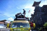 Petugas memeriksa muatan truk saat hari pertama penyekatan mudik Lebaran di Pos Penyekatan Padangbai, Karangasem, Bali, Kamis (6/5/2021). Penyekatan di kawasan Pelabuhan Padangbai itu dilakukan untuk menghalau adanya masyarakat yang melakukan perjalanan mudik di jalur penyeberangan laut yang menghubungkan Bali-NTB tersebut selama pemberlakuan larangan mudik Hari Raya Idul Fitri 1442 Hijriah pada 6-17 Mei 2021. ANTARA FOTO/Fikri Yusuf/nym.