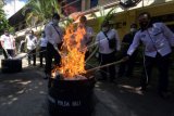 Polisi memusnahkan barang bukti hasil pengungkapan kasus narkotika di Mapolda Bali, Denpasar, Bali, Kamis (6/5/2021). Ditresnarkoba Polda Bali memusnahkan barang bukti narkotika hasil pengungkapan selama periode 1 April-6 Mei 2021 berupa sabu-sabu 748,13 gram netto, ganja 1.850,59 gram netto, tembakau gorila 253 gram netto, ekstasi 1.800 butir, ekstasi serbuk 37,24 gram netto, psikotropika 67.410 butir dengan jumlah tersangka 71 orang. ANTARA FOTO/Nyoman Hendra Wibowo/nym.