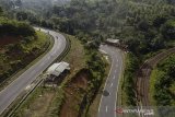 Foto udara jalur selatan Jawa dalam kondisi lengang pada hari pertama larangan mudik di Lingkar Gentong, Kabupaten Tasikmalaya, Jawa Barat, Kamis (6/5/2021). ANTARA JABAR/Adeng Bustomi/agr