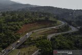 Foto udara jalur selatan Jawa dalam kondisi lengang pada hari pertama larangan mudik di Lingkar Gentong, Kabupaten Tasikmalaya, Jawa Barat, Kamis (6/5/2021). ANTARA JABAR/Adeng Bustomi/agr