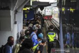 Calon penumpang menunggu kereta api lokal tujuan akhir Cicalengka berhenti di peron satu Stasiun Bandung, Jawa Barat, Kamis (6/5/2021). PT KAI Daop 2 Bandung memberhentikan layanan perjalanan Kereta Api jarak jauh  untuk mudik pada penerapan larangan mudik lebaran sejak hari ini hingga 17 Mei 2021 serta melakukan pembatasan operasional kereta lokal dengan memberangkatkan dari stasiun awal maksimal pukul 20.00 WIB. ANTARA JABAR/Raisan Al Farisi/agr